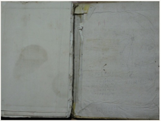 La misteriosa nota asomando entre la maltrecha tapa posterior y el forro.