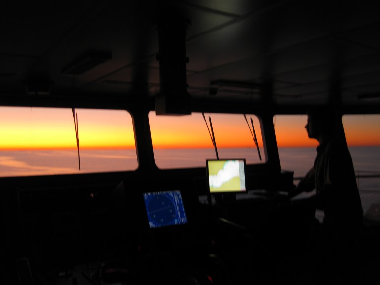 @_elnavegante_ navegando hacia el atardecer en el último tornaviaje del Lola.
