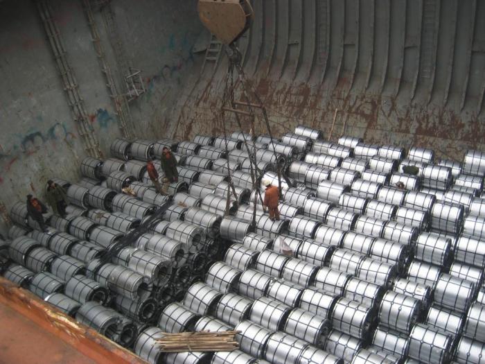 Carga de bobinas de acero en la bodega de un buque