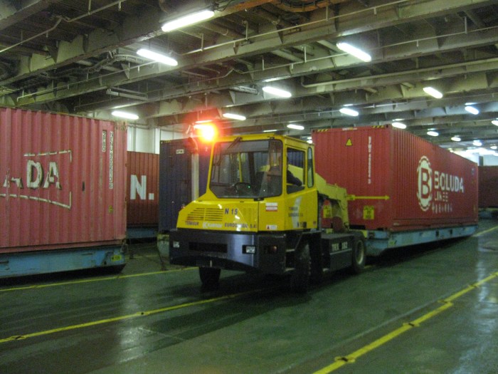 Interior de una bodega de carga de un rolón