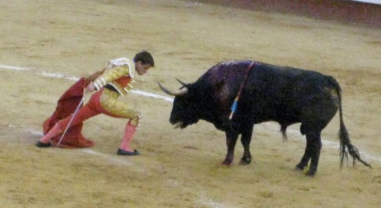El Juli frente a su segundo toro de la tarde en la Plaza de Toros de Valencia.