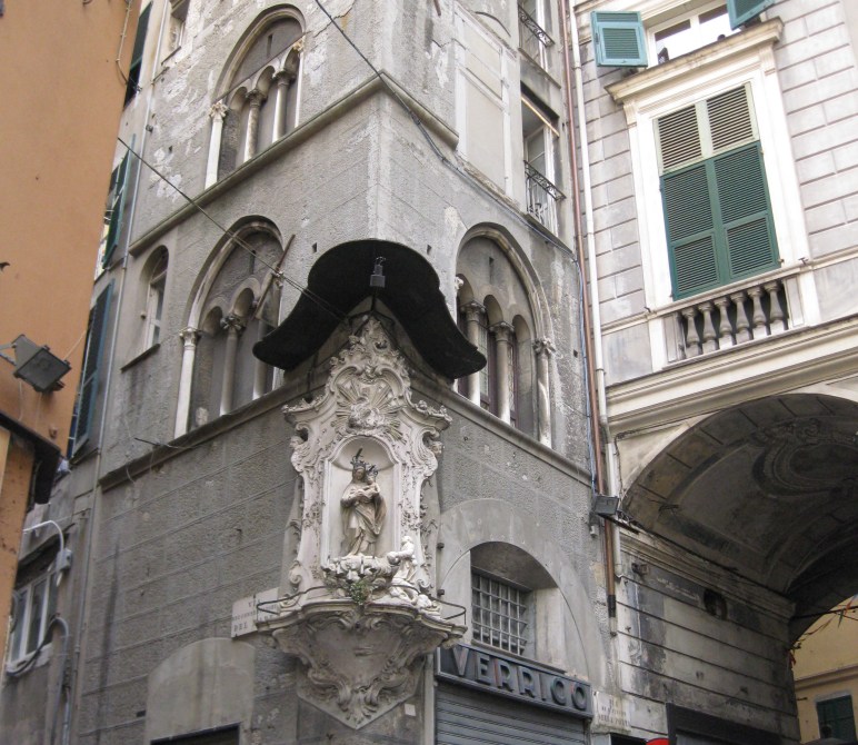 (...) También había buen número de madonnas en aparatosas y recargadas hornacinas de piedra situadas en esquinas de edificios, vírgenes consagradas tal vez a marinos y navegantes, o quizás a mercaderes o soldados.