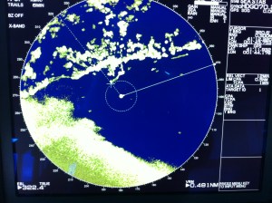 Observé en el radar una mancha amarilla que aparecía por el suroeste, avanzando hacia nosotros y extendiéndose poco a poco por la pantalla, cubriéndola, densa y espesa.