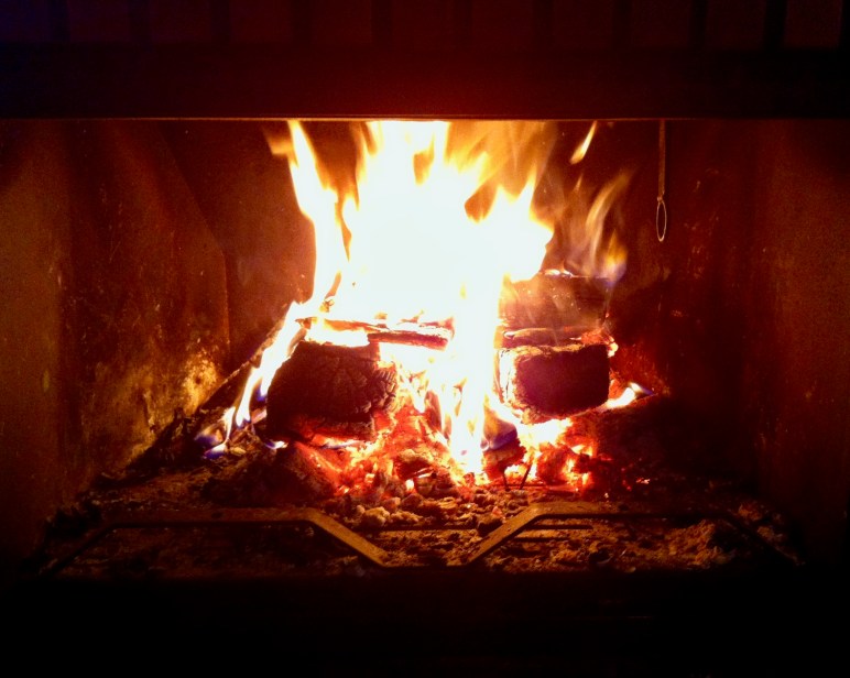 Afuera seguía lloviendo a mares, retumbaban truenos no muy lejanos y relámpagos violáceos sesgaban la noche más allá de los ventanales. En el interior, la gran chimenea había caldeado la casa agradablemente.