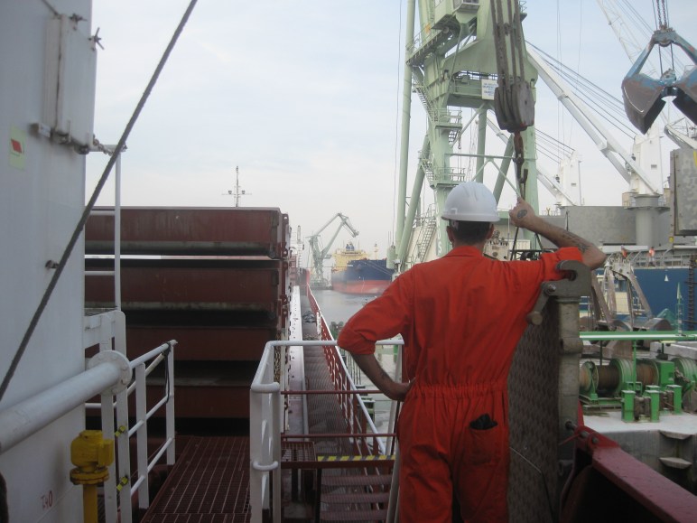 El Navegante observa las operaciones de carga en Amberes.