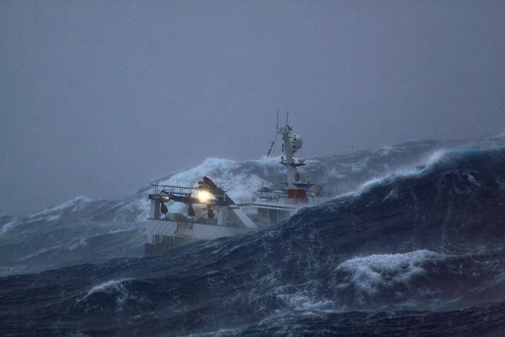 Arrastrero faenando con marejada.