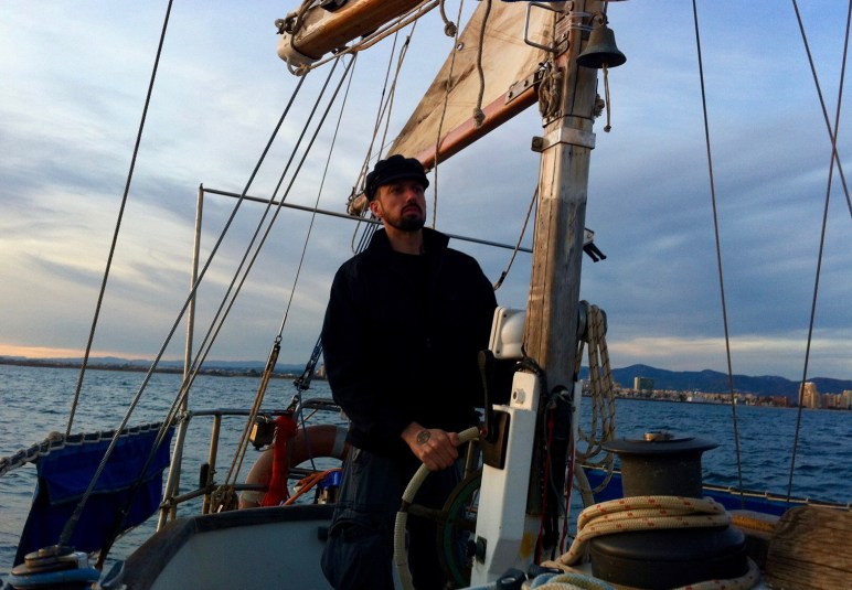 Llegó la mañana y nos hicimos a la Mar impulsados por un Lebeche matinal suave, comenzando la singladura con buen cariz.