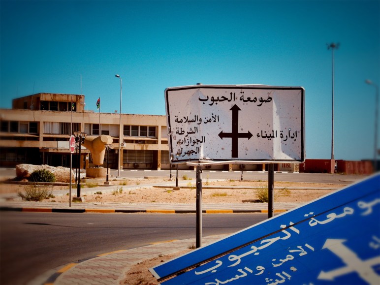 Vestigios de la guerra. Agujeros de bala por todas partes.