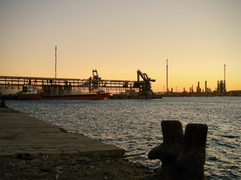 El Mistral carga sus bodegas en el puerto de Marsá el Brega al atardecer.